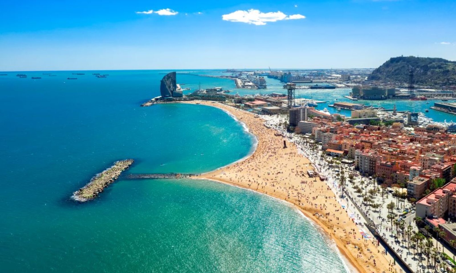 Vue panoramique de la côte barcelonaise, zone spécialisée pour l'achat et la vente de propriétés chez Immobilier en Espagne.